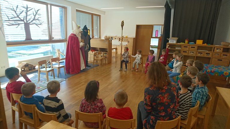Die Kinder freuten sich über den Besuch des Nikolaus und Knecht Ruprecht.