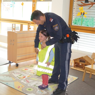 Polizist Bernhard zu Besuch im Kindergarten