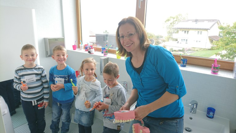 Gemeinsam mit Brigitte übten die Kinder das richtige Zähneputzen.