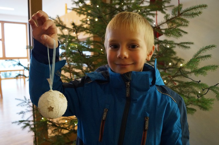 Jeden Tag darf sich ein Adventkind über die selbst gestaltete Christbaumkugel eines anderen "Eulenkindes" freuen.