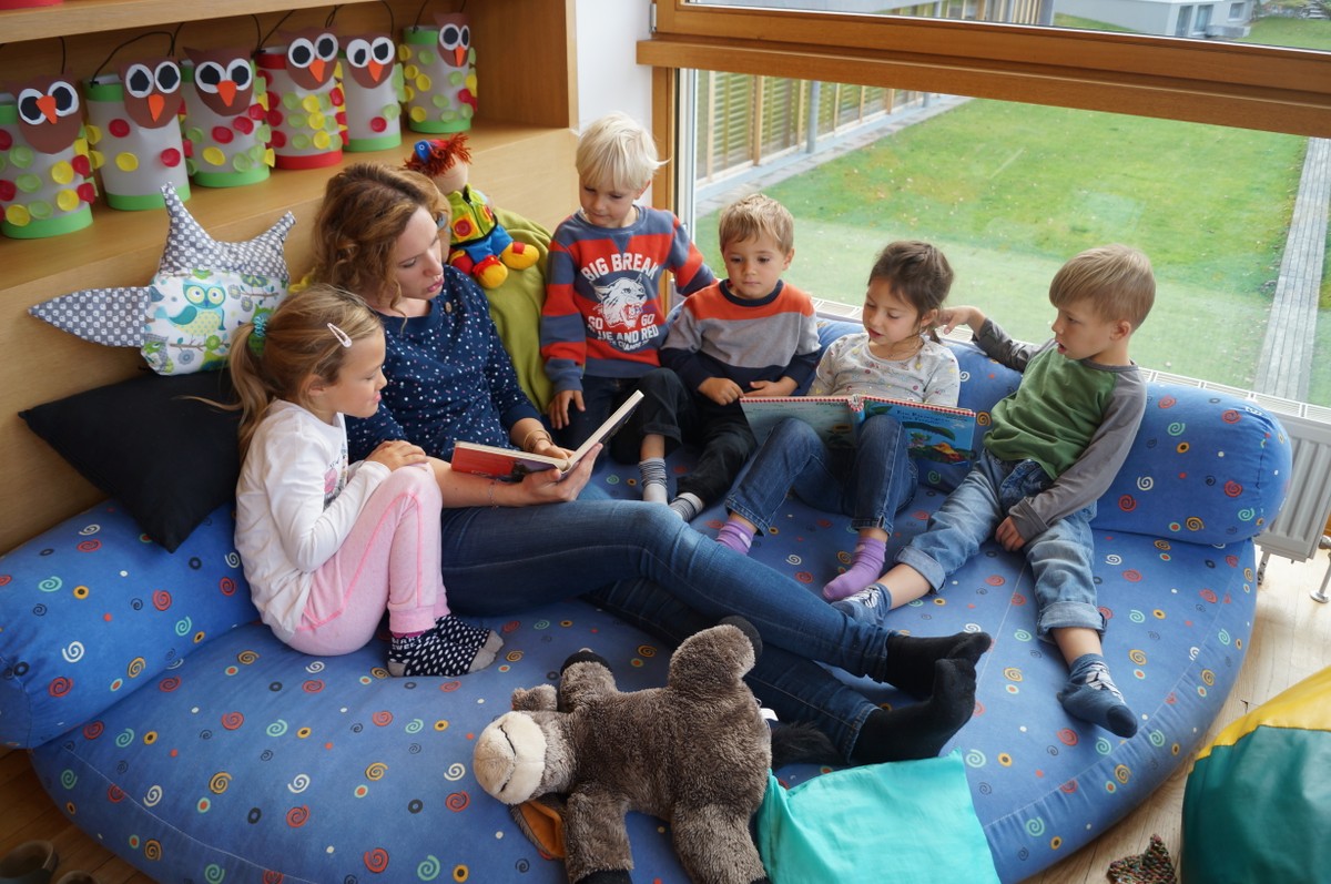 Die Kinder genießen das gemeinsame Lesen in unserer Bücherecke.